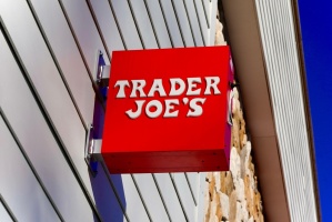 Pflichtangaben an Au&szlig;enseite eines Ladengesch&auml;fts