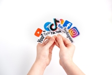 Facebook und Instagram: Logoübernahme auf die eigene Internetpräsenz zulässig?