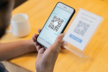 Kunlathida6242 / shutterstock.com Erfüllung von Informationspflichten via QR-Codes und URLs