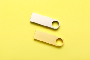 Darf ein USB-Stick mit Daten per Post retourniert werden?